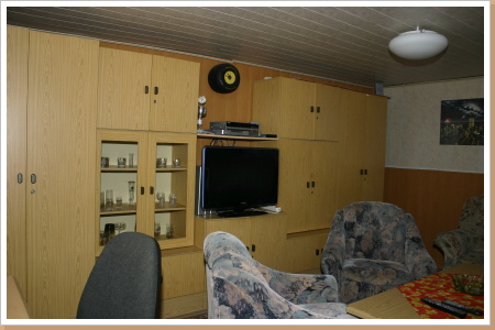 Schrankwand,Fernseher,DVD-Player,Radio u.Surround